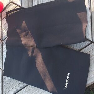 💚2/$20 or 4/$30 Weider size Medium Tummy Control Zip Up Shorts